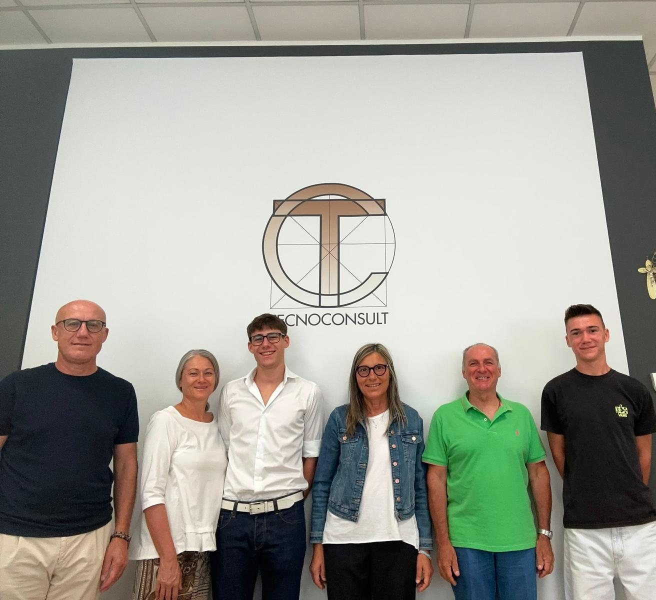 Il team di Tecno Consult davanti alla sede di San Donà di Piave